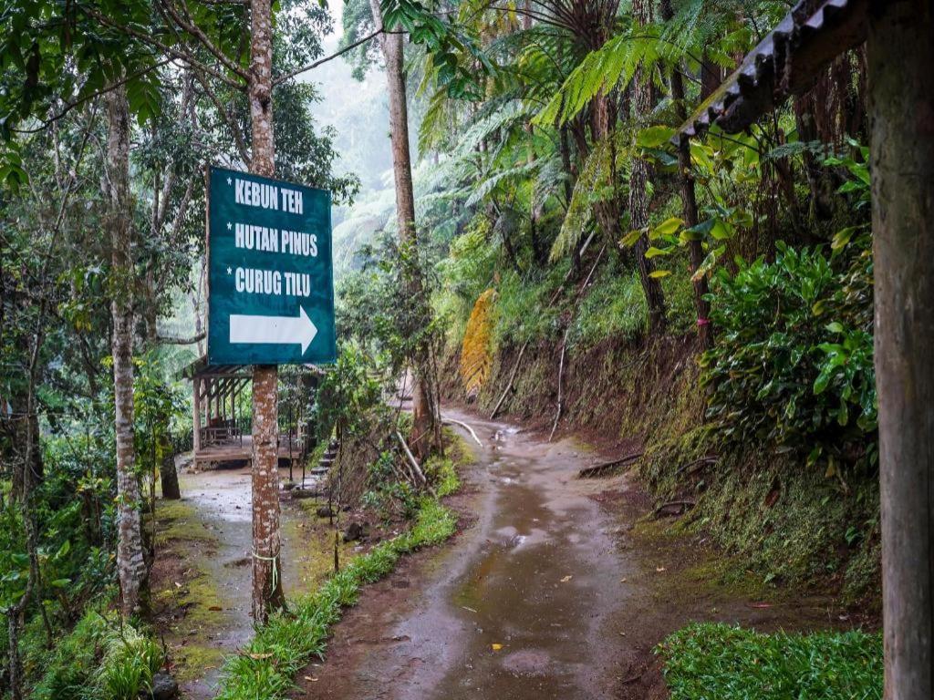 Oyo Homes 90915 Eco Tourism Desa Cihanjuang Rahayu Ciwangun Indah Camp Villas Bongkar Exterior photo