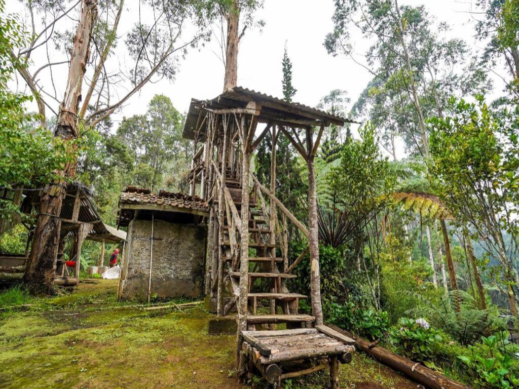 Oyo Homes 90915 Eco Tourism Desa Cihanjuang Rahayu Ciwangun Indah Camp Villas Bongkar Exterior photo